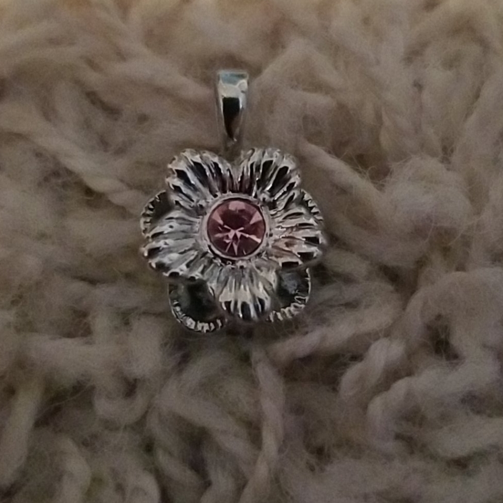 3/$20 🎉 Silver flower necklace pendant